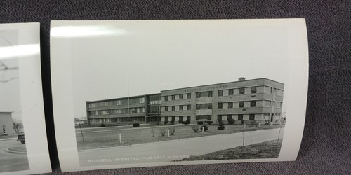 3 1950s Russell Kansas Hospital Grade nuova scuola RPPC foto reale cartolina D73 - Foto 2 di 5