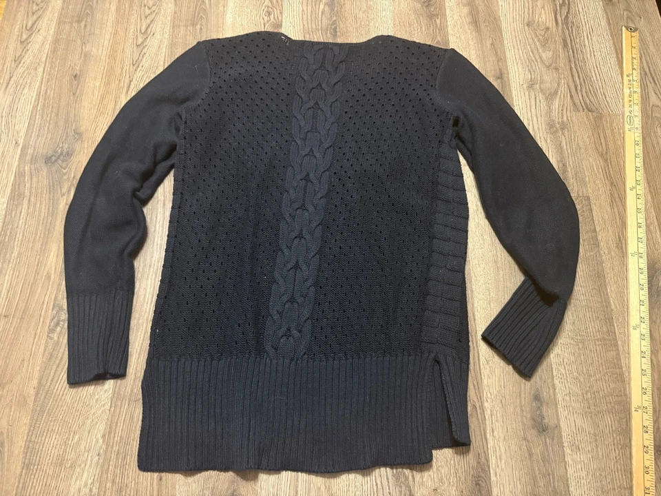 Suéter gris tallado con volantes, para mujer talla mediana, negro, tejido con cable, cuello en V Foto 2 de 4