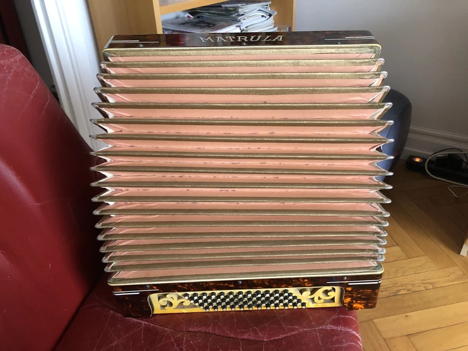 Magnifique accordéon piano antique MATRÜLA. A restaurer
- Photo 4/4