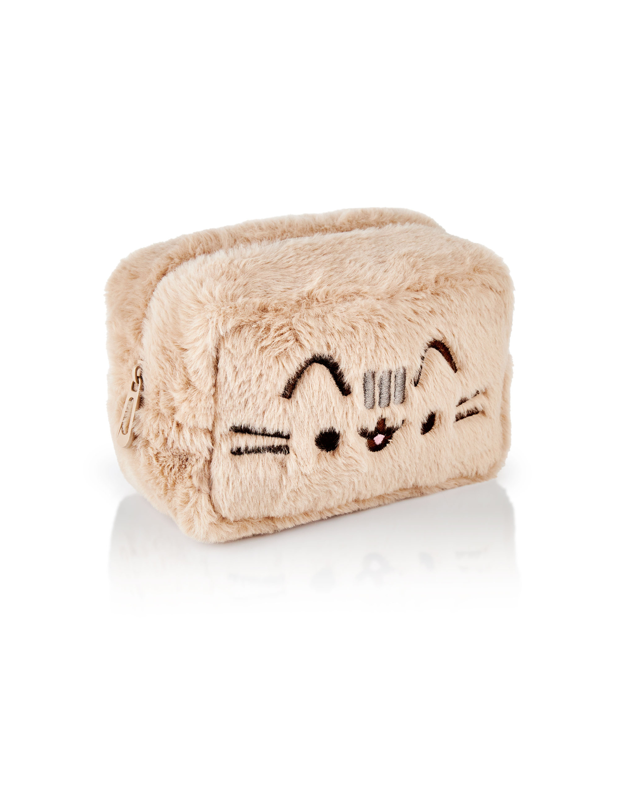 Пушистый бежевый пельмешек - это косметика для женщин