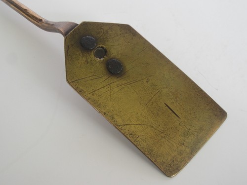 Antiker handgeschmiedeter Kaminspachtel aus Messing & Kupfer aus dem 19. Jahrhundert (15 1/2") - Bild 10 von 16