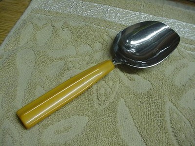 Vintage DARK YELLOW 1/4 cup flour/sugar scoop kitchen utensil Long Bakelite Hndl