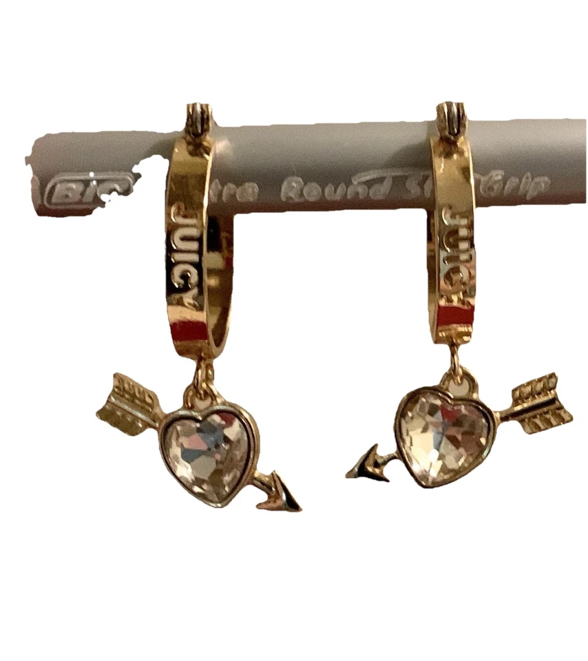 Pendientes de aro gruesos en tono dorado Juicy Couture con colgante de flecha de corazón de cristal JC Foto 2 de 4