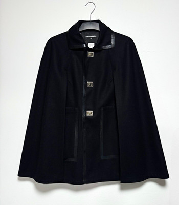 DSQUARED2 Damen Cape Schwarz Gr. 44 Lacklederbesatz kurz ärmellos Häkchen/Ösen