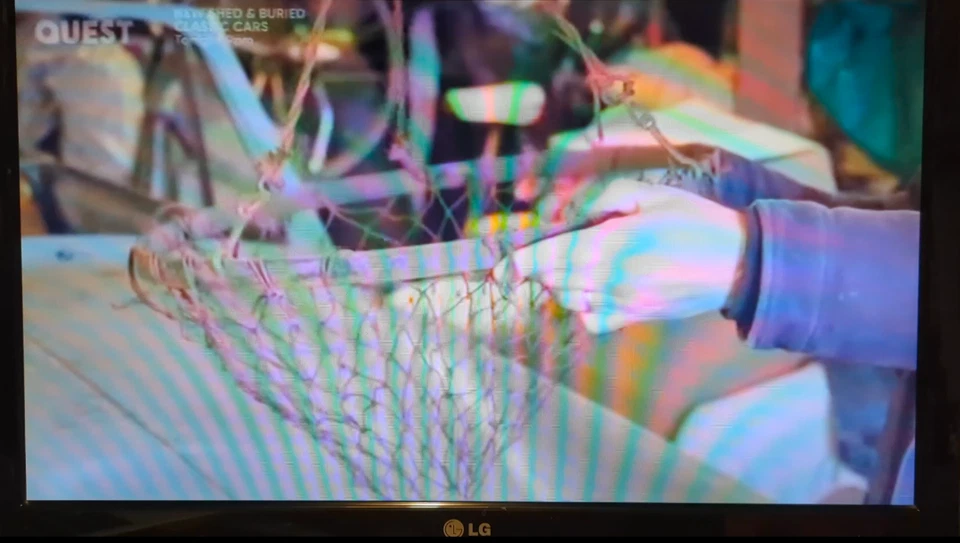 LG 22" TV Monitor 22LD350 Freeview & HDMI. Used in good condition. - Image 4 of 4