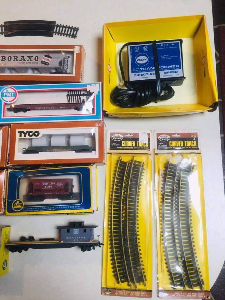 HO Gauge Train Set, 8 Cars, 20 Pcs. Track, Transformer