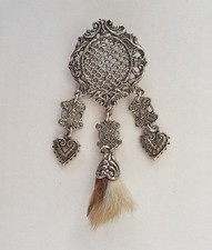 Prachtvolle Vintage Trachtenbrosche mit Herzen & Gamsbart-Optik – Altsilber-Stil