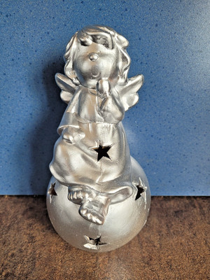 Engel Elfe mit Kugel Silber Maße 8x18 cm Polyresin  Tischdeko beleuchet mit LED