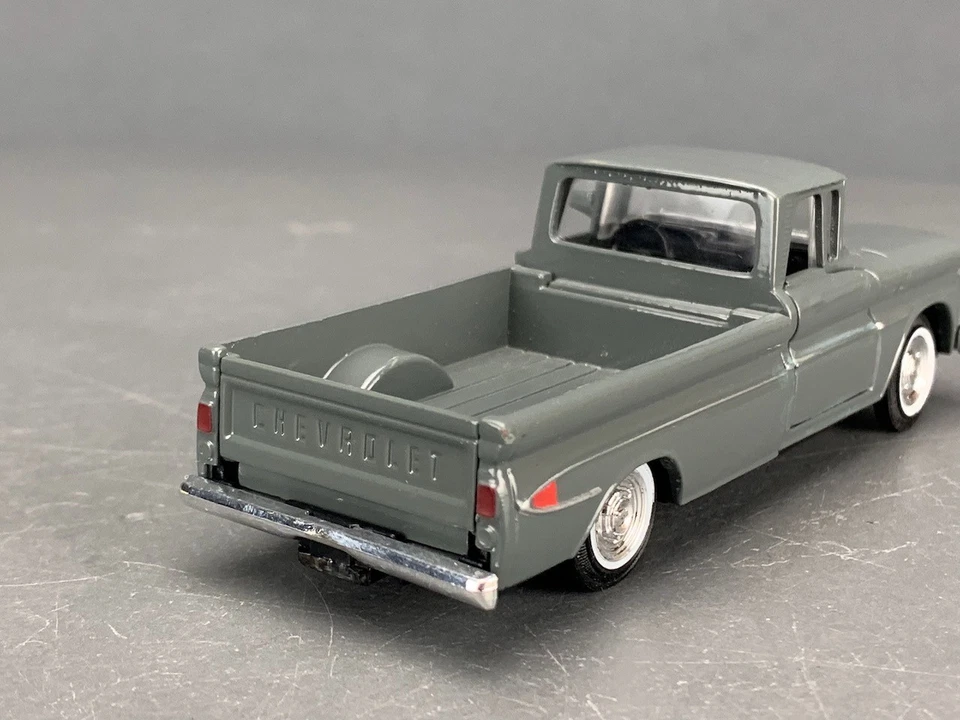 Camioneta Chevy Apache 10 1961 Die-Cast Road Champs gris D1386 1:43 Foto 4 de 4