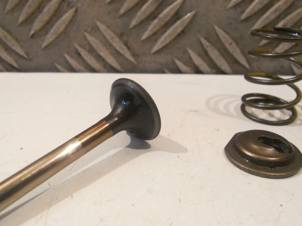 Moteur Honda GXV 140 GXV140 - Soupape d'admission complète - Photo 2/2