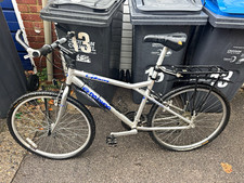 Daewoo Cassi silver hybrid bike 26in wheels 18 speed alloy V-brakes rack