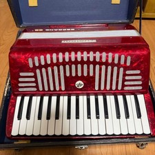 YAMAHA SOPRANO 32 accordion red