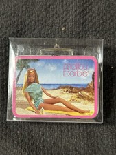2002 HALLMARK RECUERDO ADORNO DE NAVIDAD - JUEGO DE LONCHERA DE METAL MALIBU BARBIE