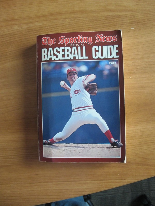 1982 The Sporting News Baseball Guide with HOF Tom Seaver on the cover.