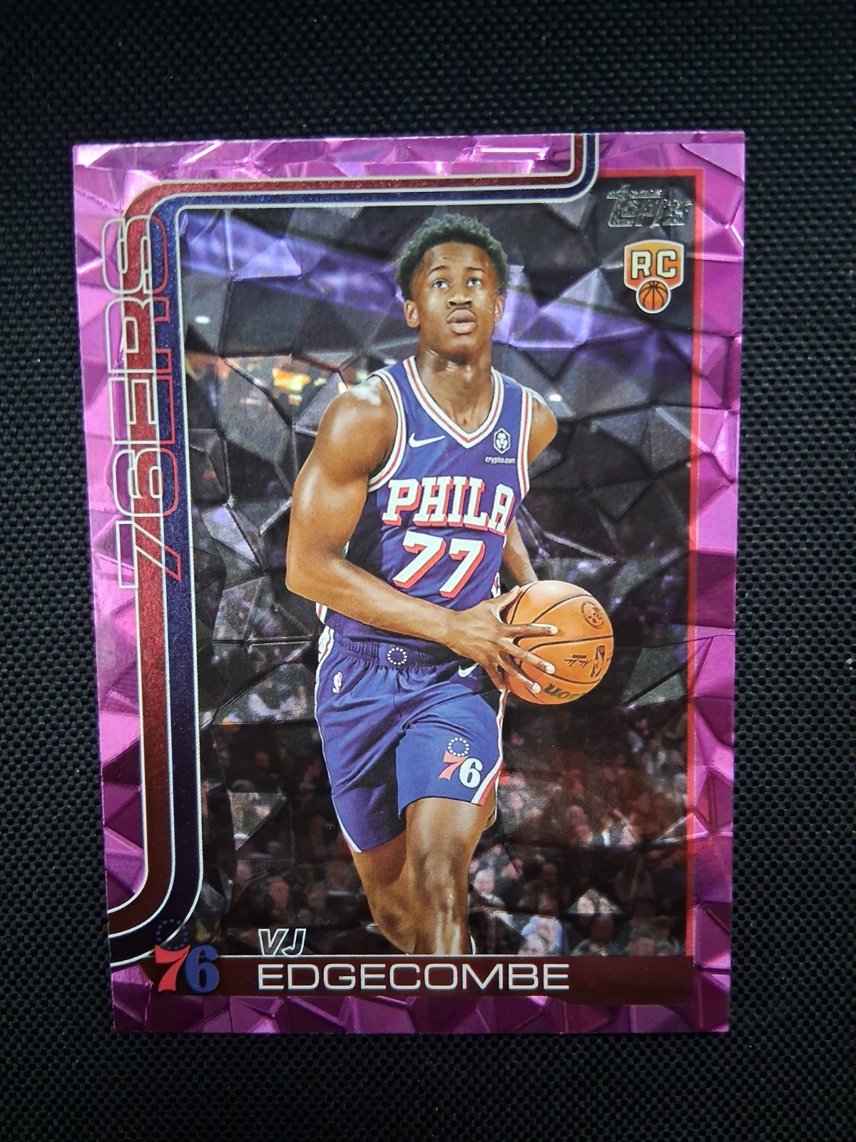 2025-26 Topps Basketball VJ Edgecombe RC Diamante Pink SP 76ers Rookie Card #203