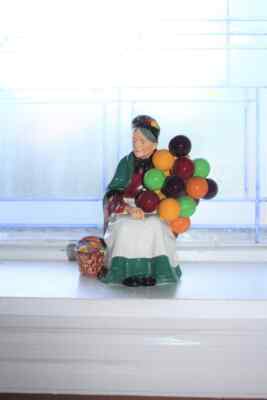 Royal Doulton Figurine Old Balloon Seller HN1315