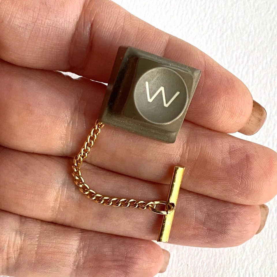 Pin de solapa vintage con botón de teclado con letra con teclado Foto 2 de 4