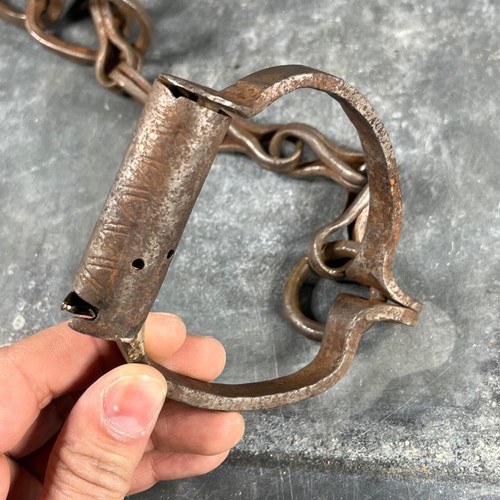 Entraves XVIIIe Siècle – Menottes de Chevilles, Fer Forgé. Bagnard, prisonnier - Foto 4 di 12