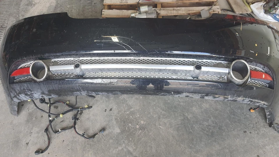 2005-2012 ASTON MARTIN DB9 Rear Bumper; BLACK 07 08 09 10 11 12 Foto 2 de 4