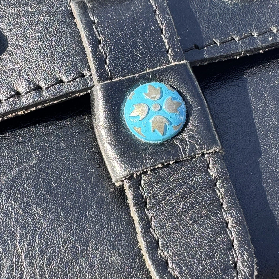 PATRICIA NASH Bolso sin asas de cuero italiano negro Billetera grande para tarjetas triple pliegue tachonado Foto 3 de 4