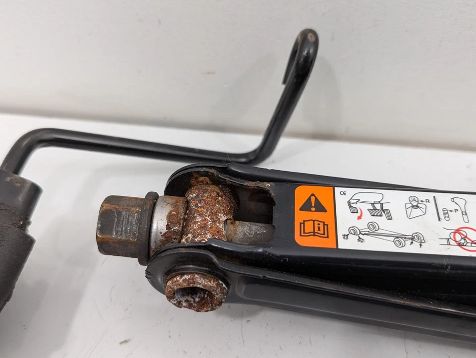 KIT DE FERRAMENTAS CHAVE DE RODA FORD TAURUS EDGE FREESTYLE EXPLORER MKX JACK 5F9A-17A078-AA - Imagem 2 de 4