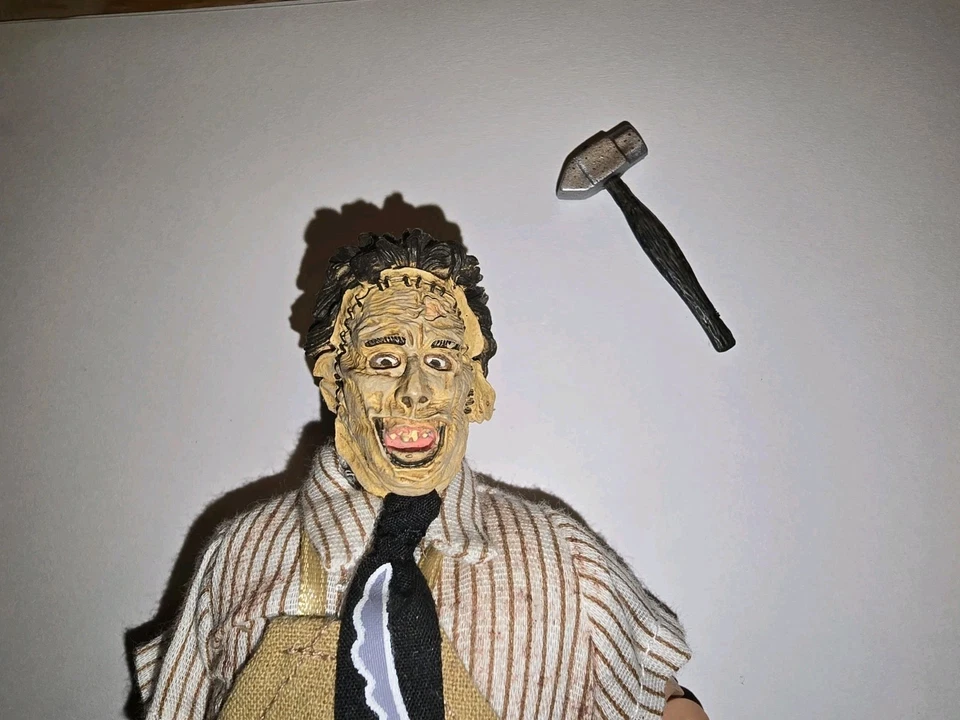 Leatherface 德州链锯大屠杀 8 英寸复古衣服可动人偶 NECA First — 第 2/4 张图片