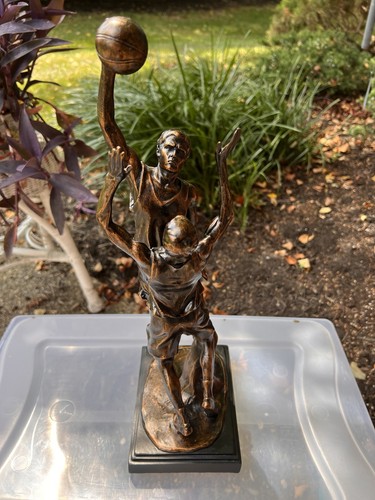 Escultura de resina de dos jugadores de baloncesto montada en base. Ver fotos reparación. - Imagen 3 de 16