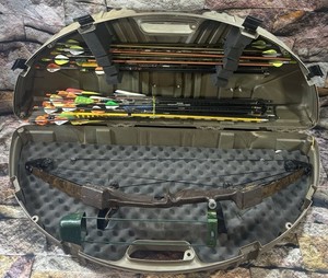 Vintage Indian Archery “Trophy”  Right Hand Compound Bow w’ 79 Bows & SE-44 Case