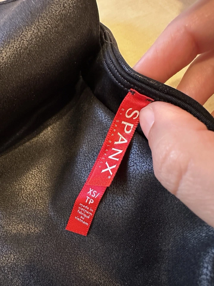 NUEVO CON ETIQUETAS SPANX Leggings a Rayas de Cuero Sintético Talla XS PRECIO DE VENTA SUGERIDO POR EL FABRICANTE $110 Foto 4 de 4