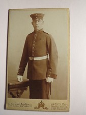Berlin - stehender Soldat in Uniform / CDV Kronen-Atelier Friedrich-Stra&szlig;e