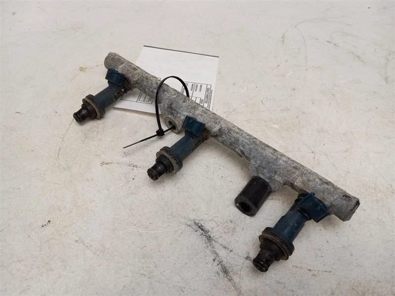 Toyota Avalon 1998-2004 riel de combustible lado derecho Foto 2 de 4