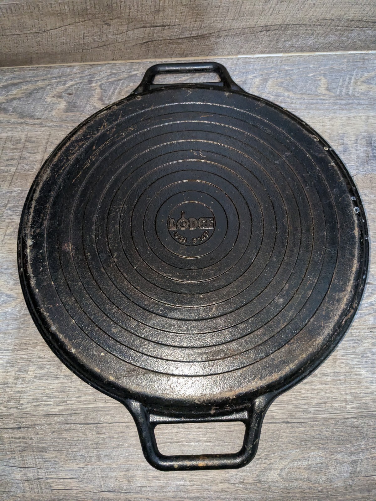LODGE Cast Iron 14.5 Inch Round Pizza Pan / Griddle Double Handled