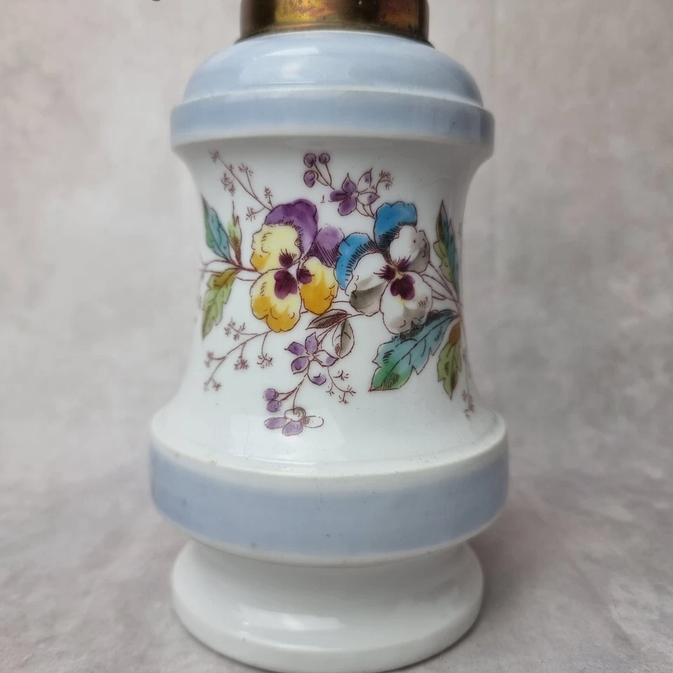 Lampe à Huile Ancienne – Porcelaine à Pensées – Bec Matador 15''' – Début XXe - Photo 2/4