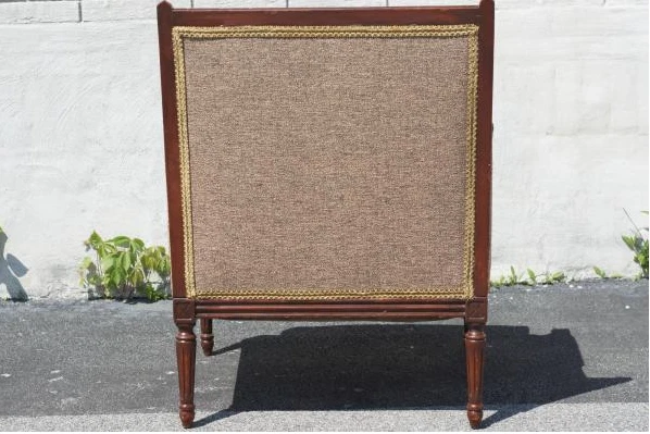 Par de sillas de salón francesas de nogal Louie XVI recién tapizadas y restauradas Foto 3 de 4