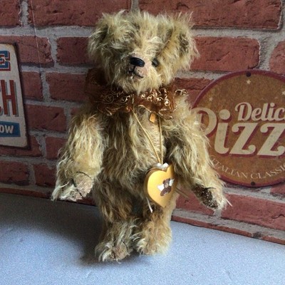 Süßer kleiner Mohair Teddybär von Grisly mit Rüschen.