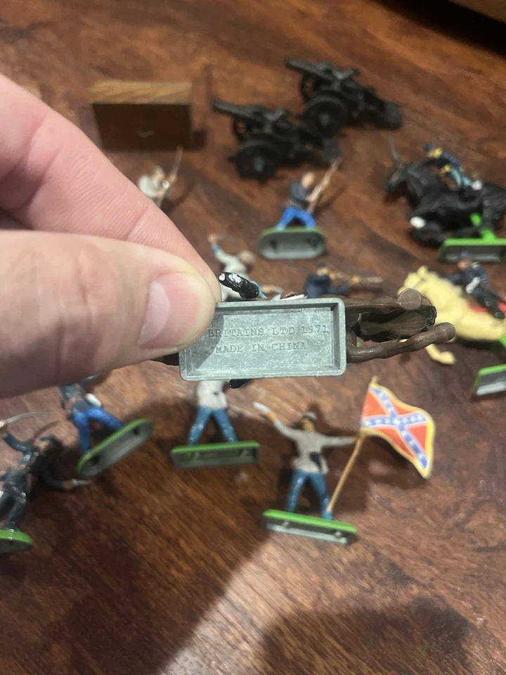 Lot of 20 Britain's LTD Deetail Vintage Figures Including Cannons And Barrels - image 3 of 4