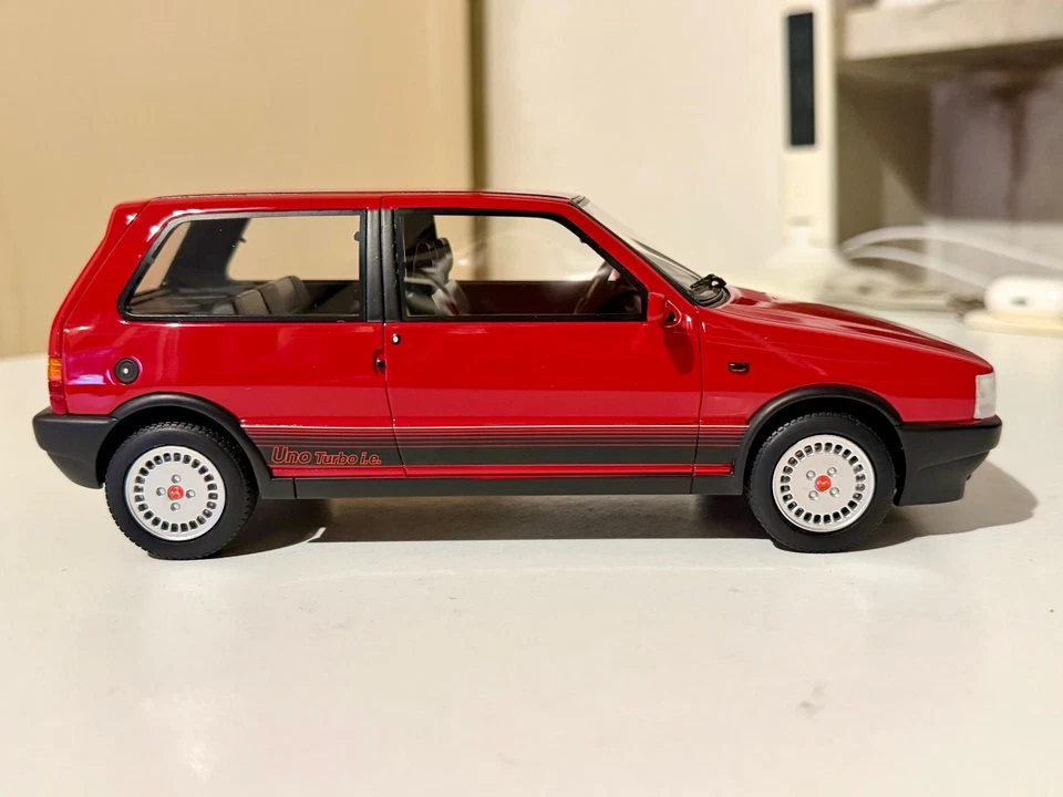 LAUDORACING LM088A FIAT UNO TURBO 1° SERIE 1987 ROSSO 1/18 - Immagine 3 di 4