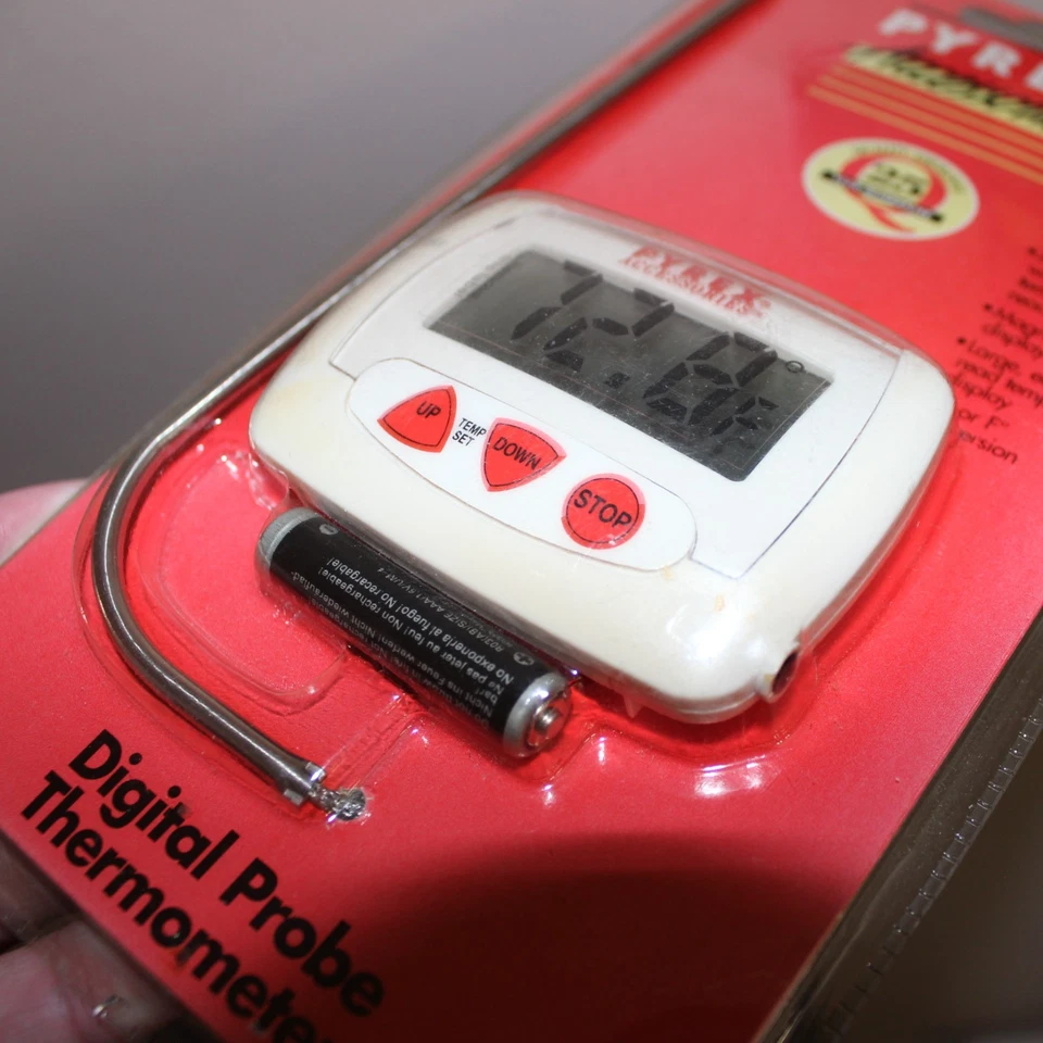 sealed 1999 vintage Pyrex Accessories #16484 Digital Probe Meat Thermometer - Image 2 of 3