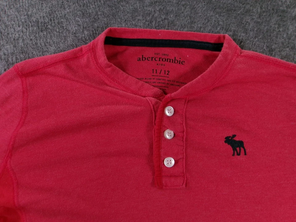 Camisa Henley Abercrombie Niños 11/12 Roja Manga Larga Botón Logo Bordado Foto 2 de 4