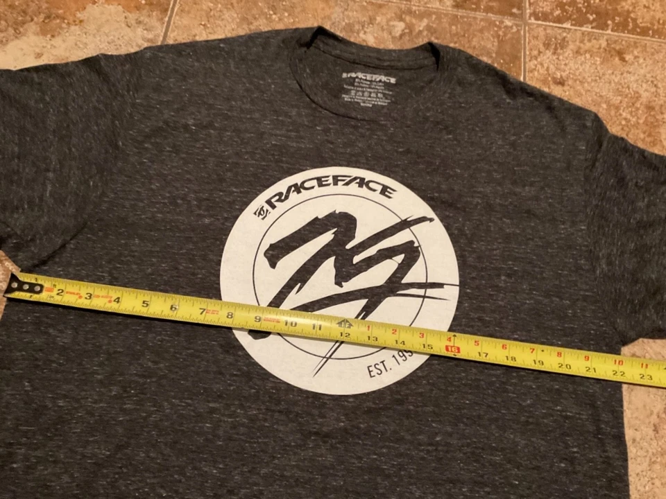 CAMISETA GRÁFICA RACE FACE (GRANDE HOMBRE) GRIS JASPEADO OSCURO USADA Foto 2 de 4