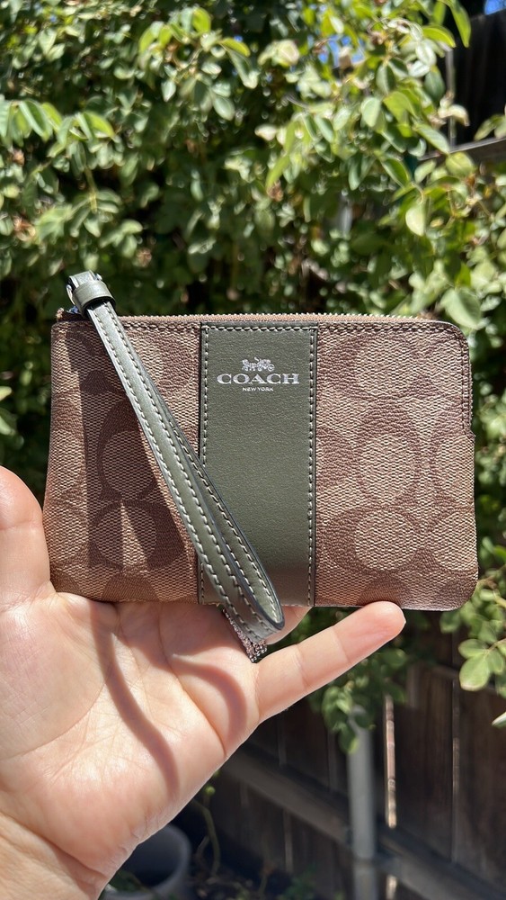 Coach Signature PVC Leather Corner Zip Wristlet.💚