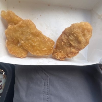2  Chicken Nuggets extraño ￼