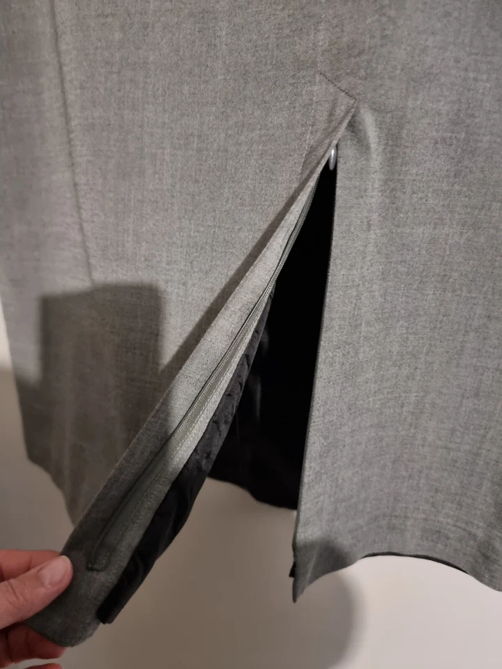 UN JOUR AILLEURS : ORIGINALE JUPE DROITE GRISE FENDUE AVEC ZIPS - Photo 4/4