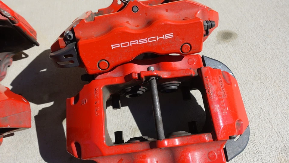 原始设备制造商套装前后 2004 保时捷 Cayenne TURBO 红色布雷博 18zl 制动卡钳 — 第 3/4 张图片