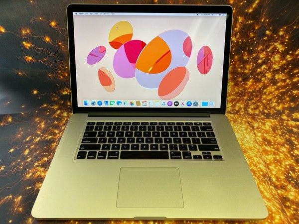 Apple MacBook Pro 15" Retina / Quad Core i7 / 8GB / 256GB SSD HD. MacOS Catalina 2