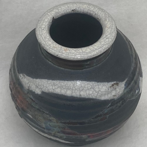 Jarrón RAKU acabado iridiscente y mate negro/gris 5,5" de alto firmado por artista - Imagen 3 de 4