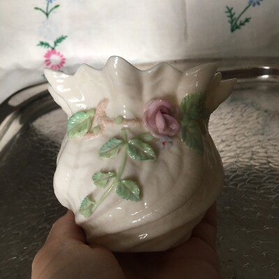 Seltene farbige Belleek Vase 3D Kleeblatt & rosa Rosen drei Knospen reg. Nr. 0857
