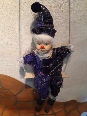 süßer Clown auf Holz-Schaukel Porzellan-Kopf Harlekin ca. 55 cm Puppe Dekoration - Bild 1 von 4