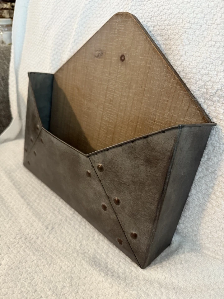 WOOD & METAL KEY AND LETTER HOLDER/ WALL MOUNT - Image 4 of 4