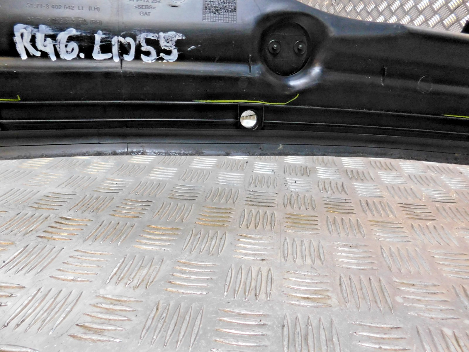 8402642 Bmw X5 Series E53 Cover Windshield Wiper Trim Front Windscreen Cover thumbnail 15